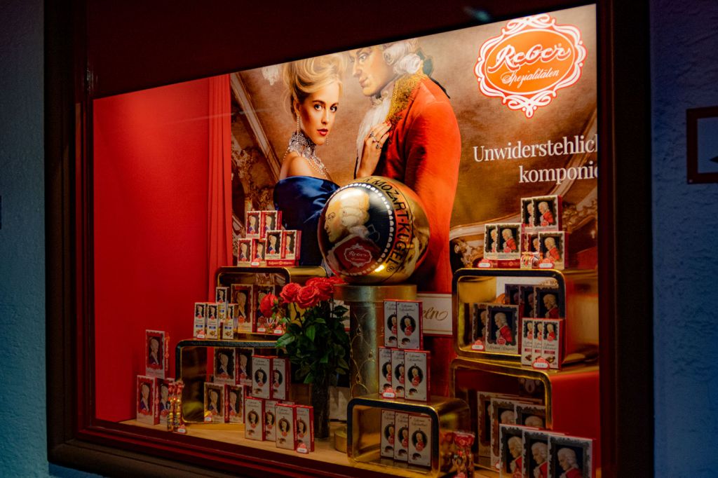 DAS Produkt - Ein ganzes Schaufenster wird dem edelsten aller Produkte geschenkt: der Original Reber Mozart-Kugel®. Sie wird weltweit exportiert. - © alpintreff.de - Christian Schön